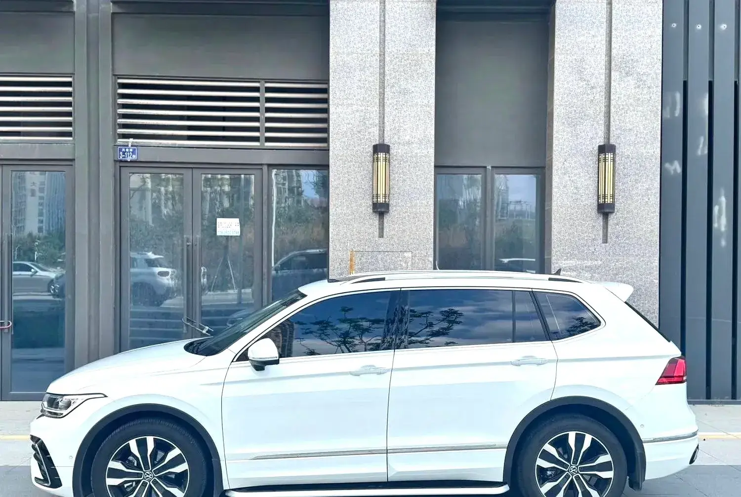 2024 VOLKSWAGEN TIGUAN thumbnail 3