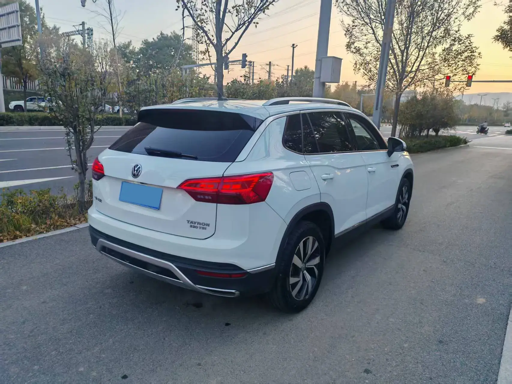 2020 VOLKSWAGEN TAYRON thumbnail 3