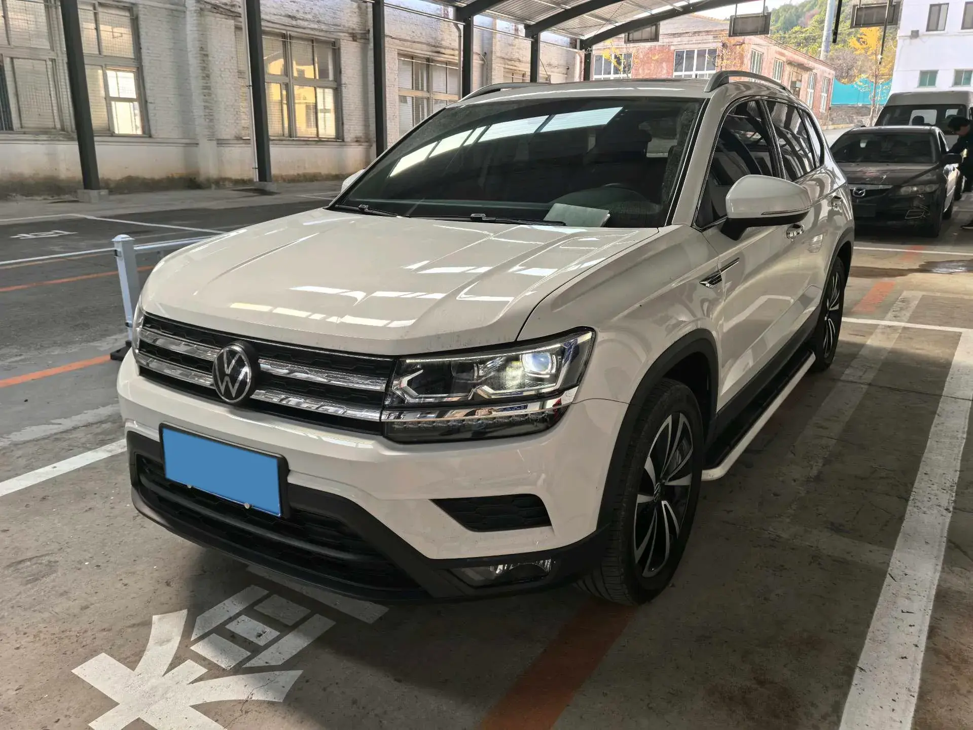 2022 VOLKSWAGEN THARU view 1