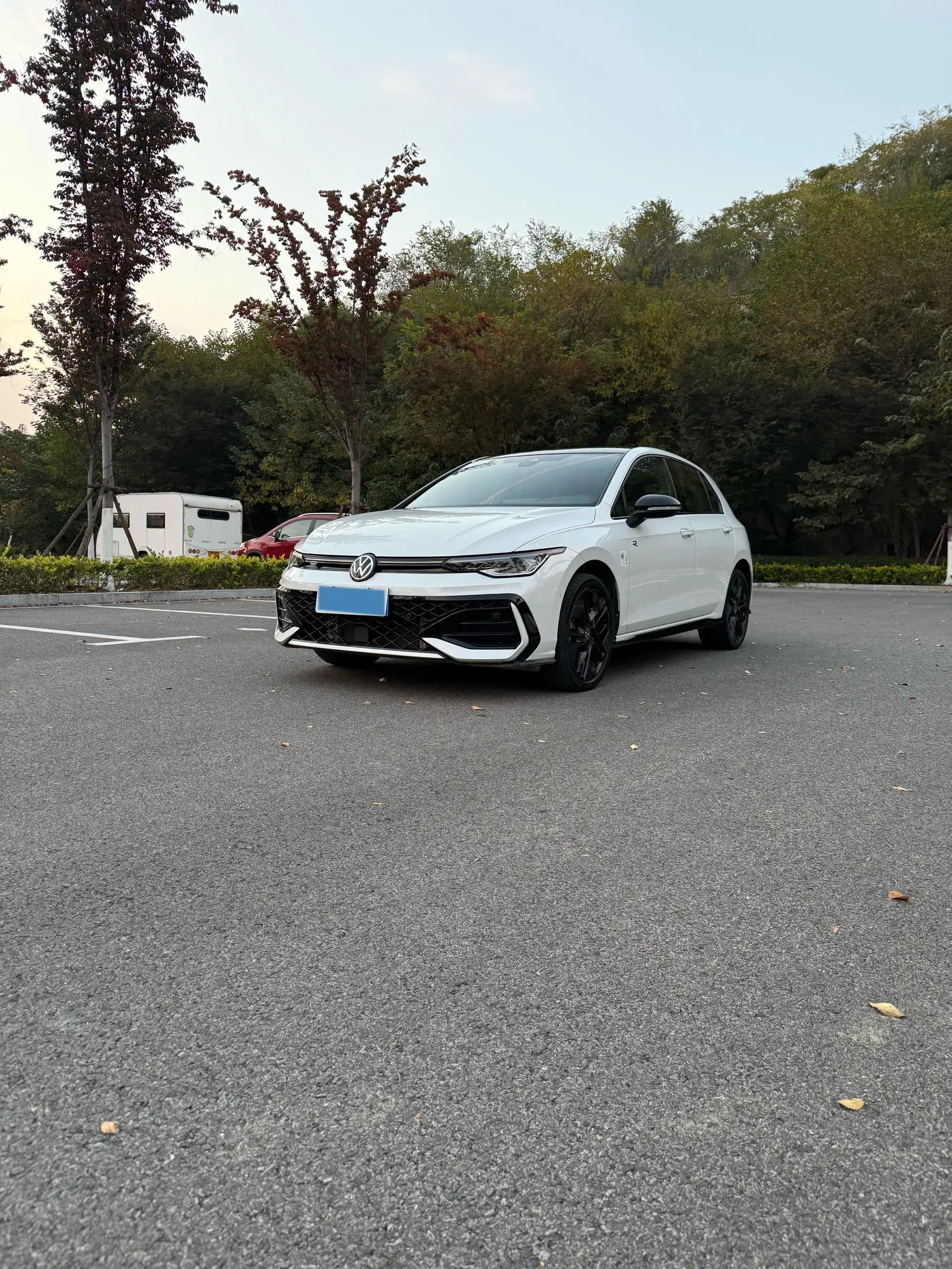 2025 VOLKSWAGEN GOLF view 1