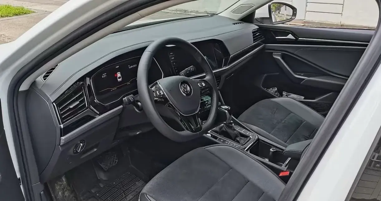 2022 VOLKSWAGEN SAGITAR thumbnail 4