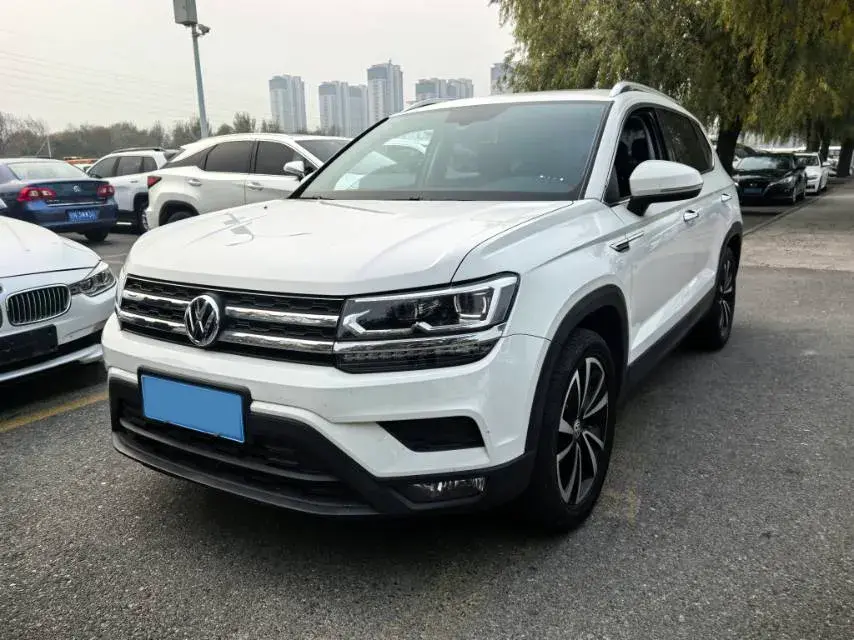 2021 VOLKSWAGEN THARU view 1