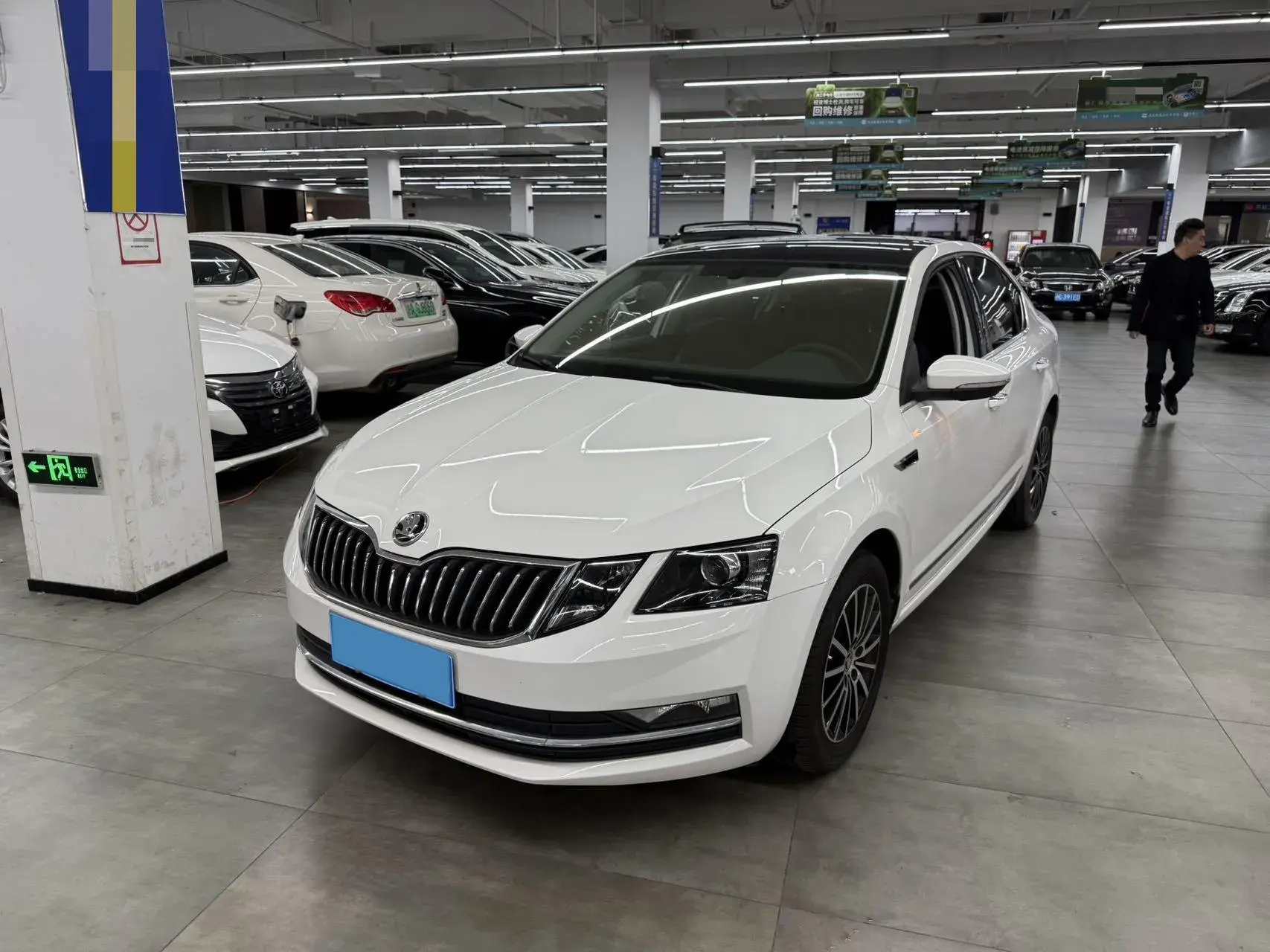 2019 SKODA OCTAVIA view 1