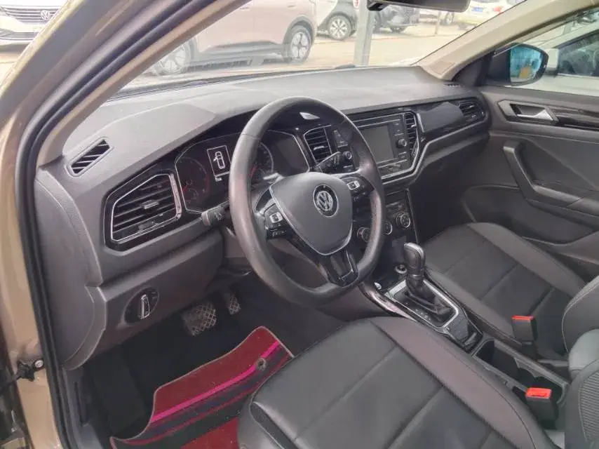 2018 VOLKSWAGEN T-ROC thumbnail 2