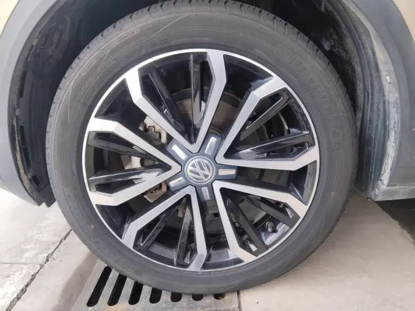 2018 VOLKSWAGEN T-ROC thumbnail 4