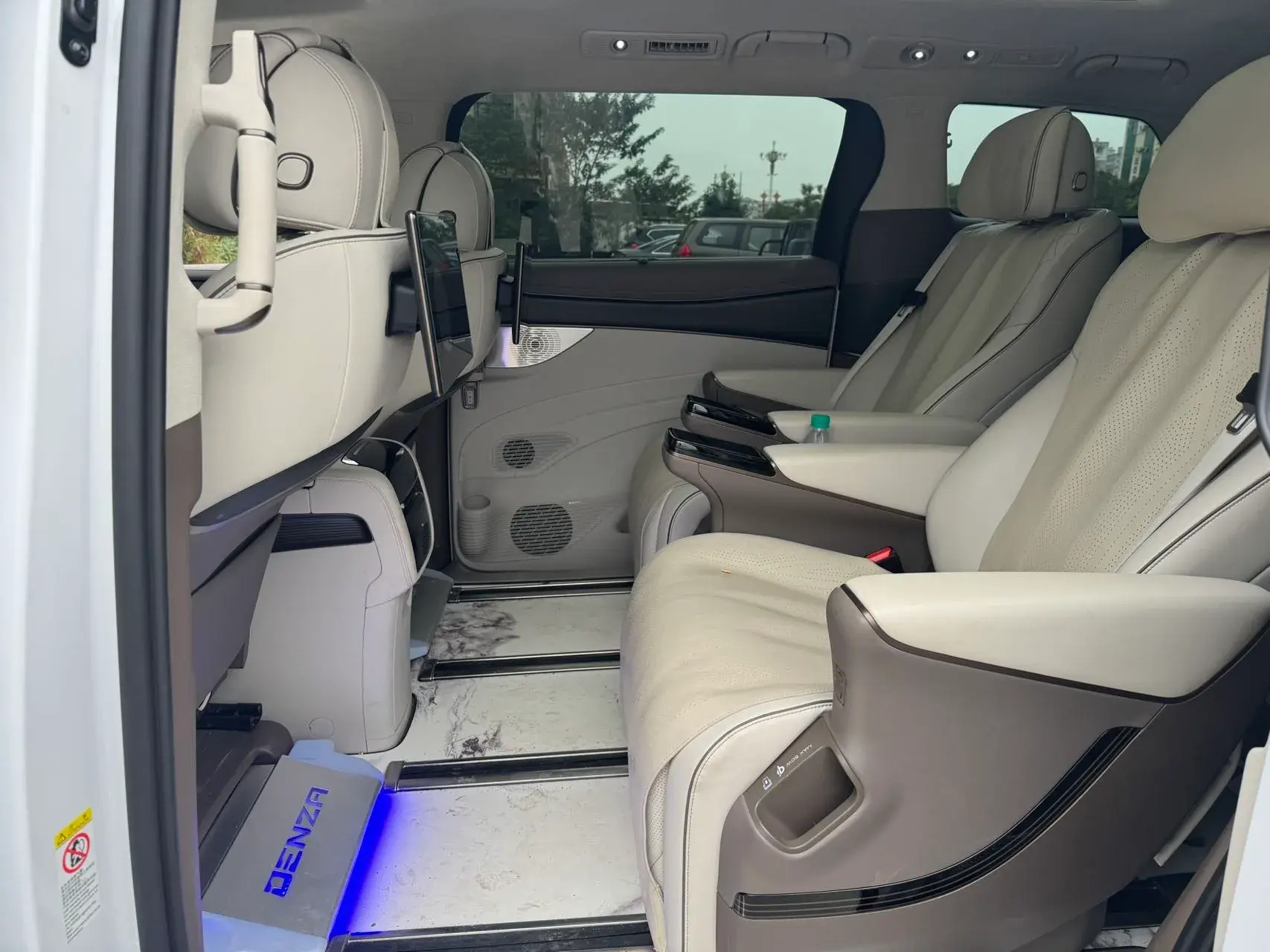 2022 DENZA D9 thumbnail 4