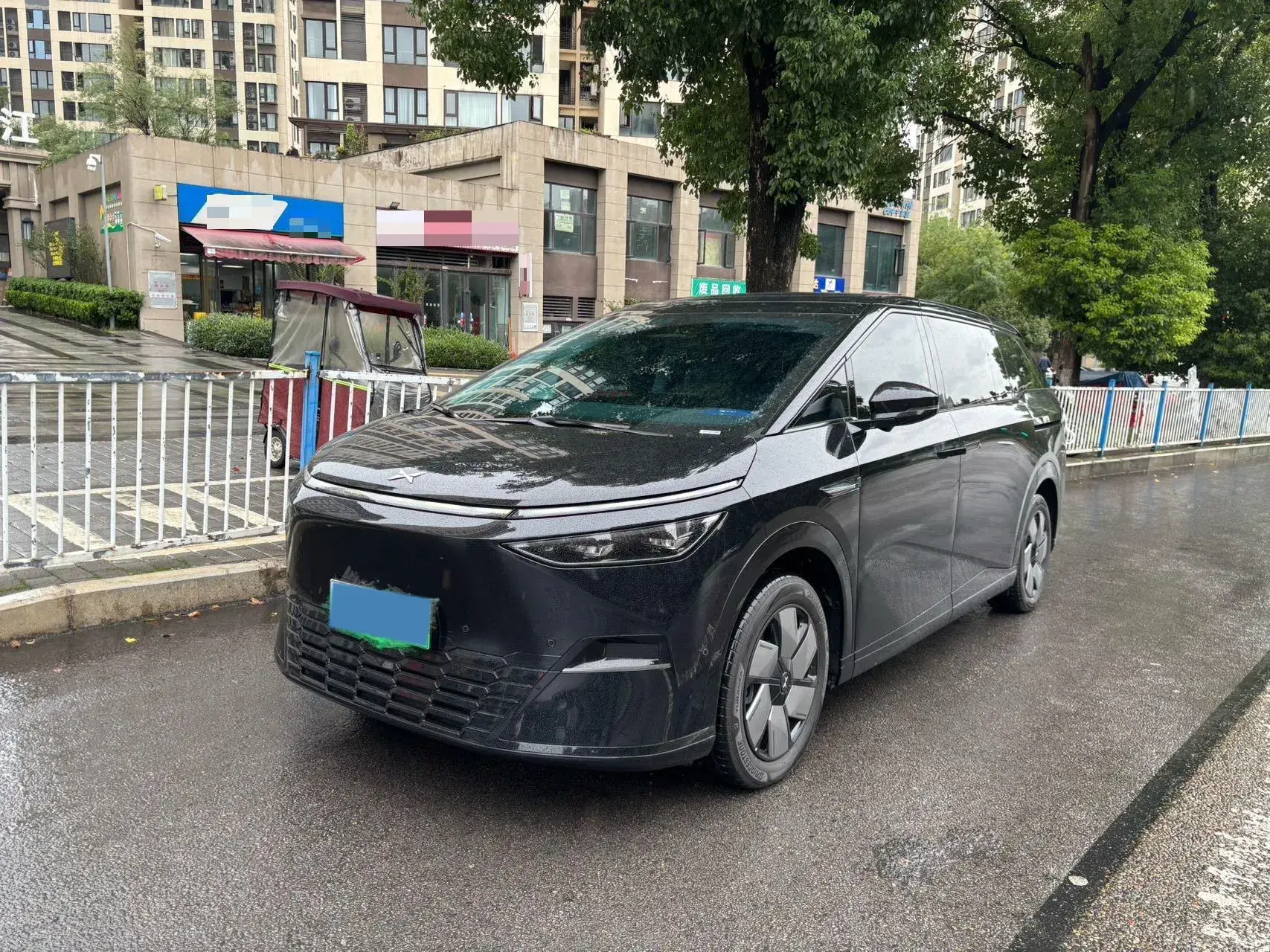 2024 XPENG X9 view 1