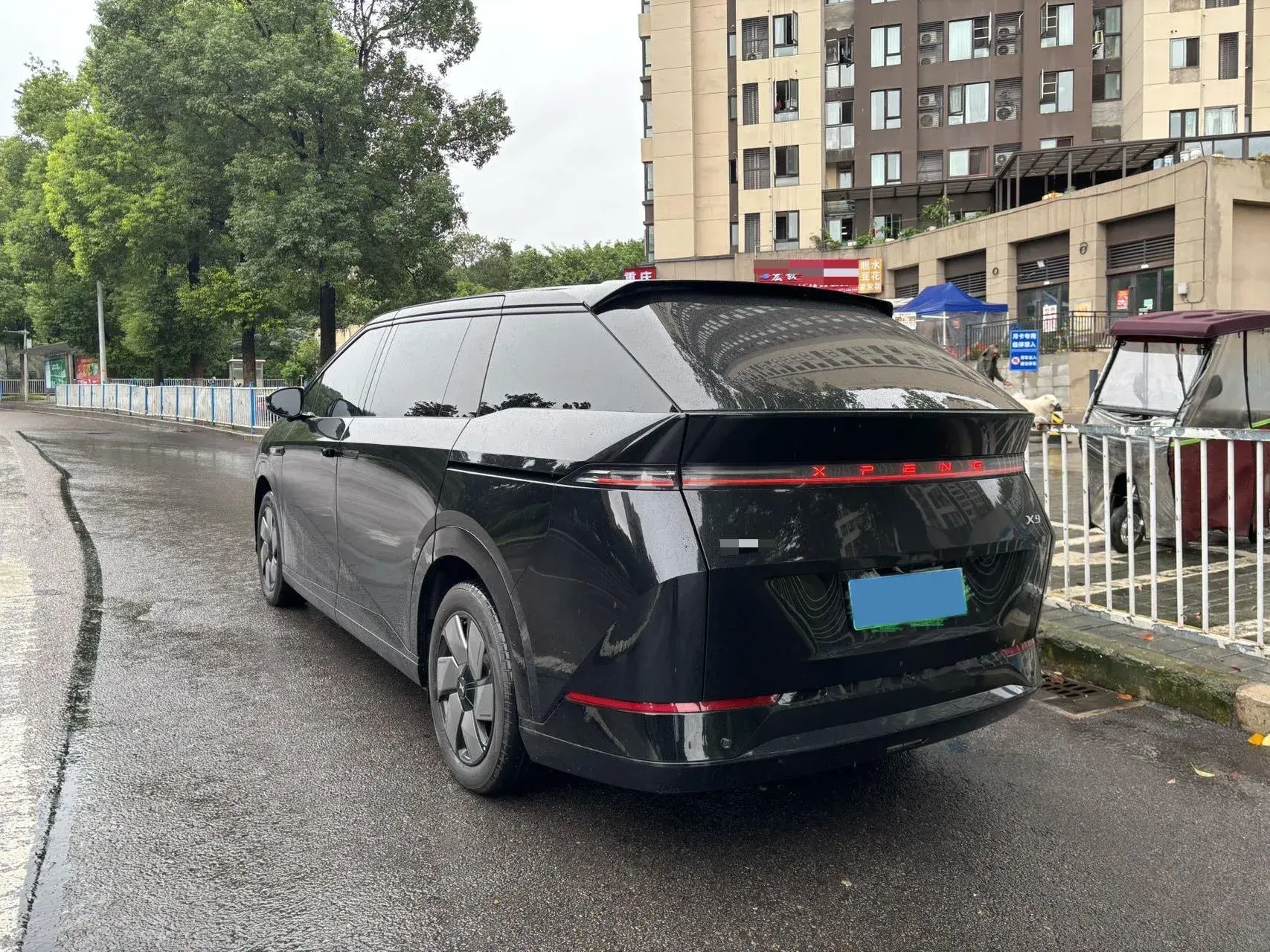 2024 XPENG X9 thumbnail 4