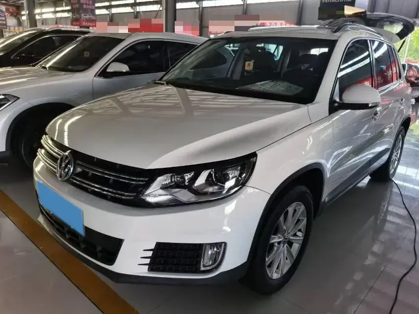 2016 VOLKSWAGEN TIGUAN view 1