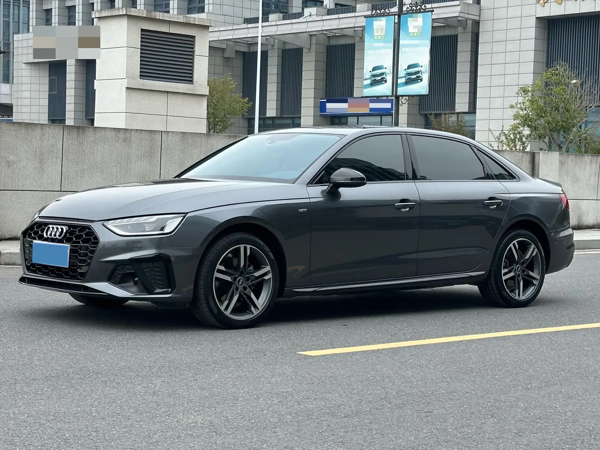 2022 AUDI A4L view 1