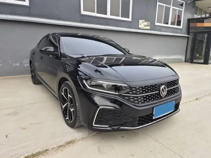 2023 VOLKSWAGEN PASSAT thumbnail 3