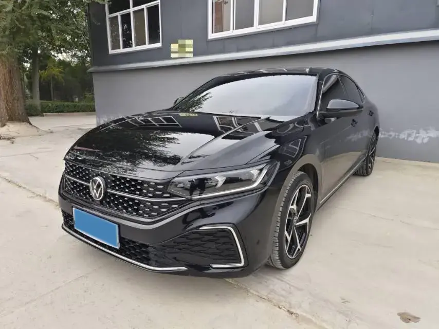 2023 VOLKSWAGEN PASSAT view 1