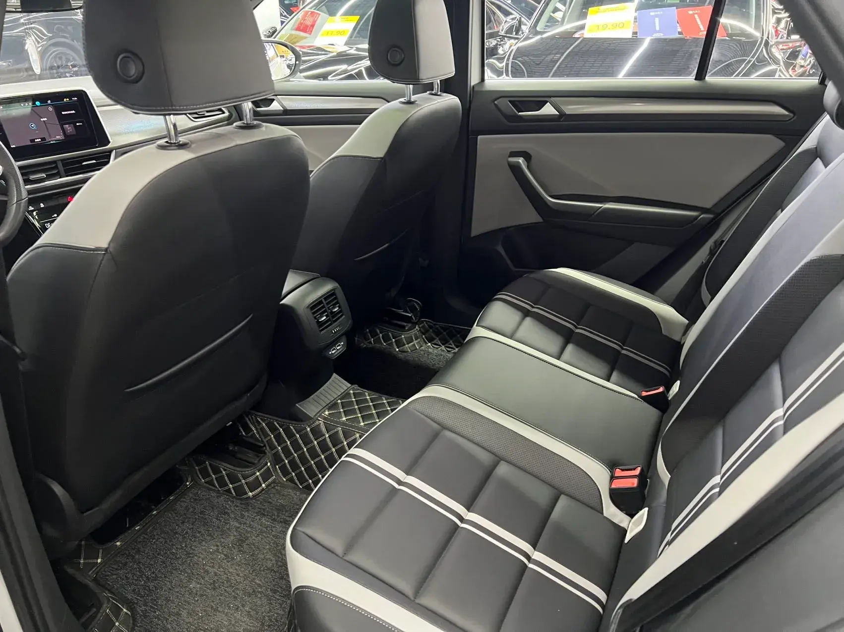 2023 VOLKSWAGEN T-ROC thumbnail 3