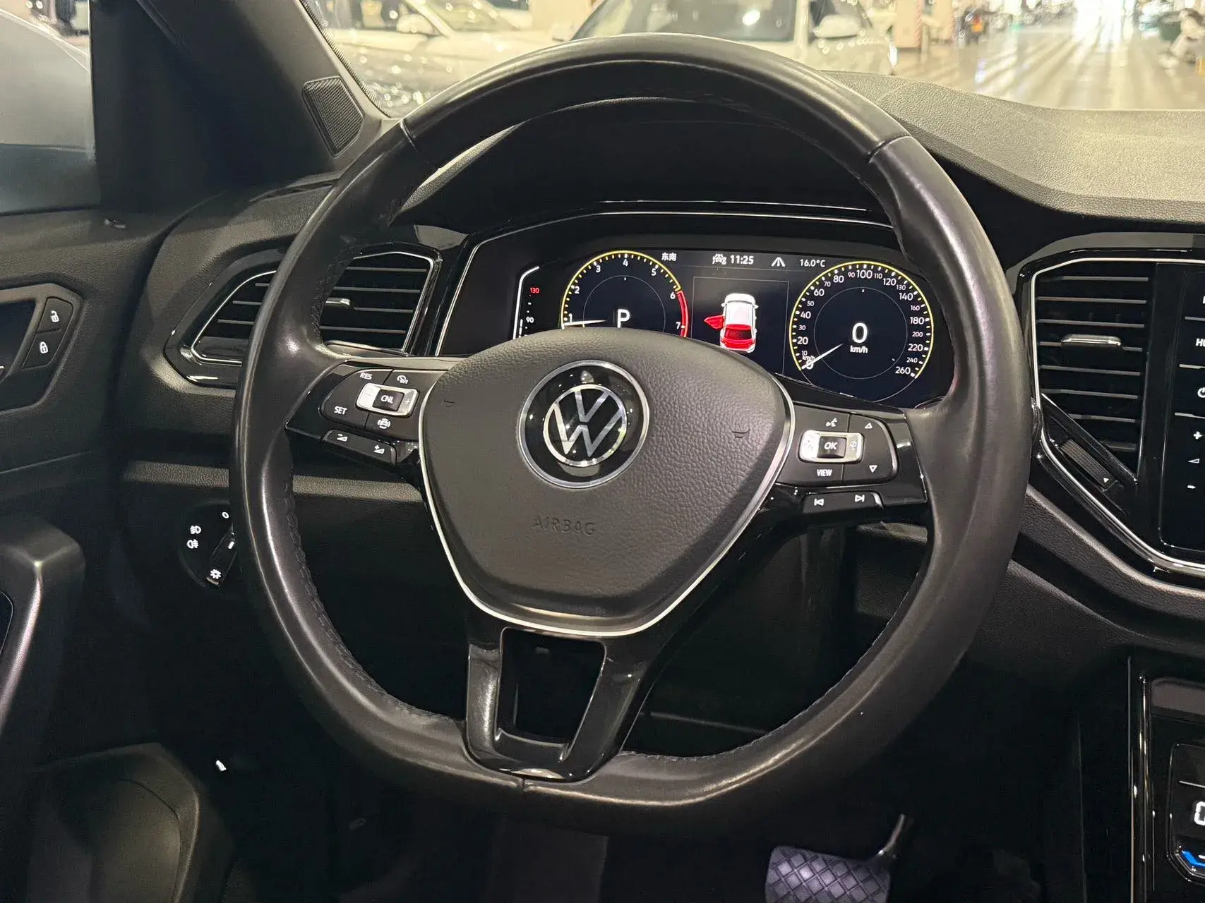 2021 VOLKSWAGEN T-ROC thumbnail 4