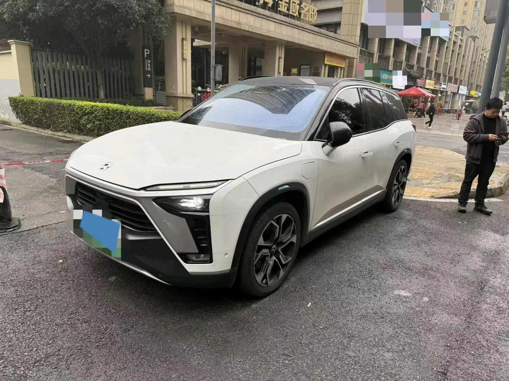 2020 NIO ES8 view 1