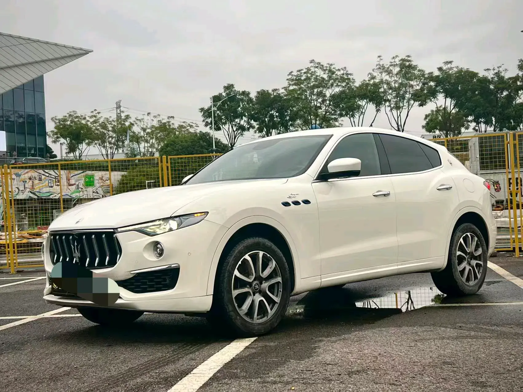2022 MASERATI LEVANTE view 1