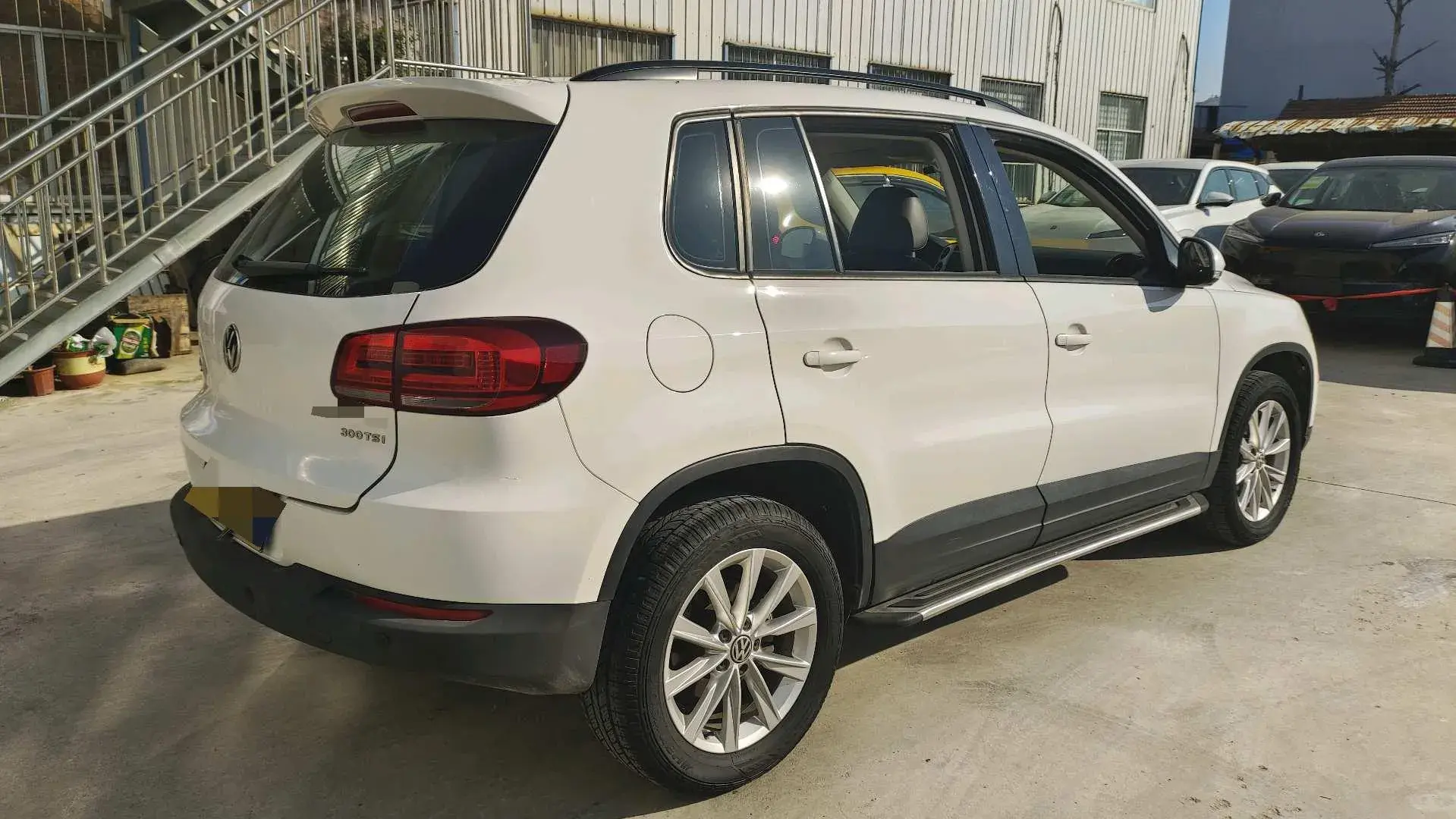 2017 VOLKSWAGEN TIGUAN thumbnail 4