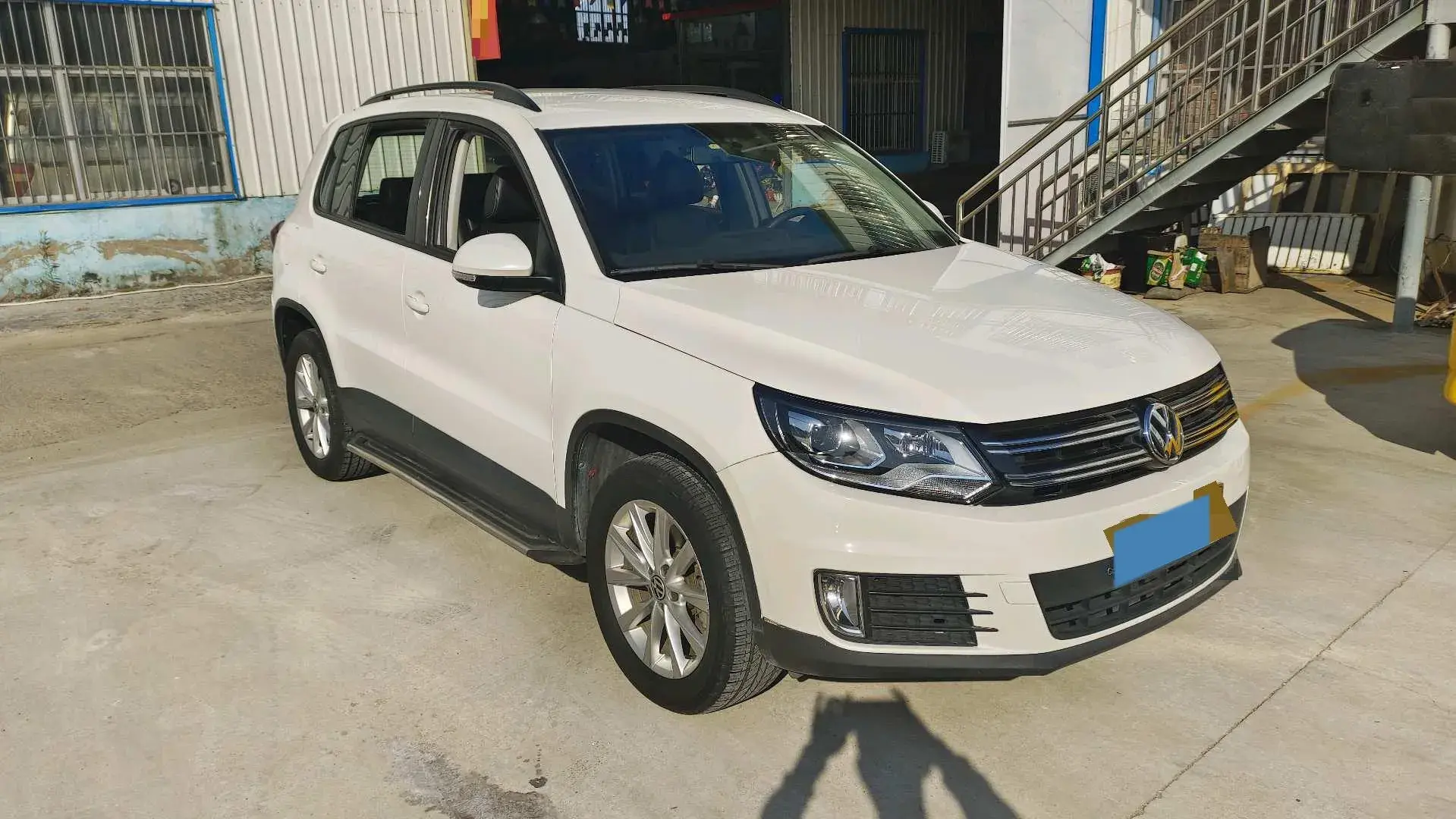 2017 VOLKSWAGEN TIGUAN thumbnail 3