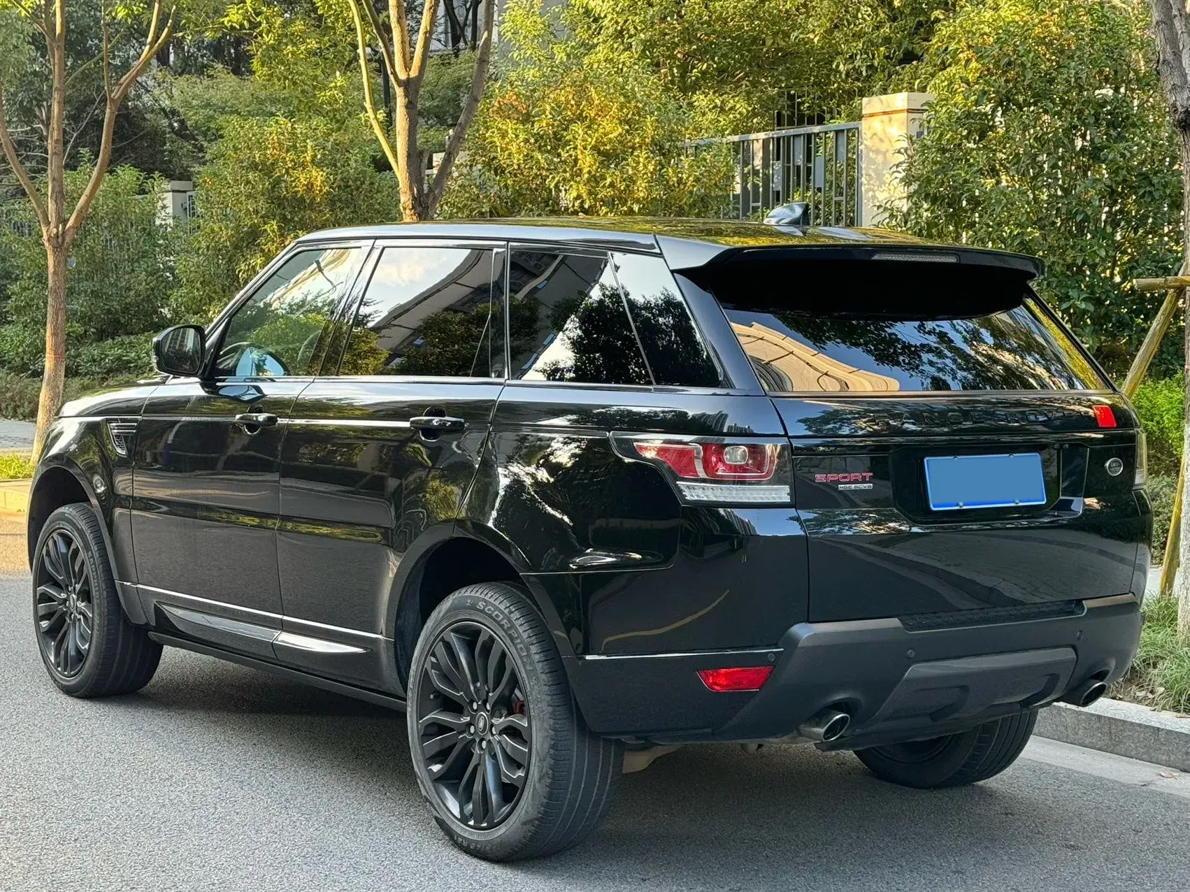 2017 LAND ROVER thumbnail 4