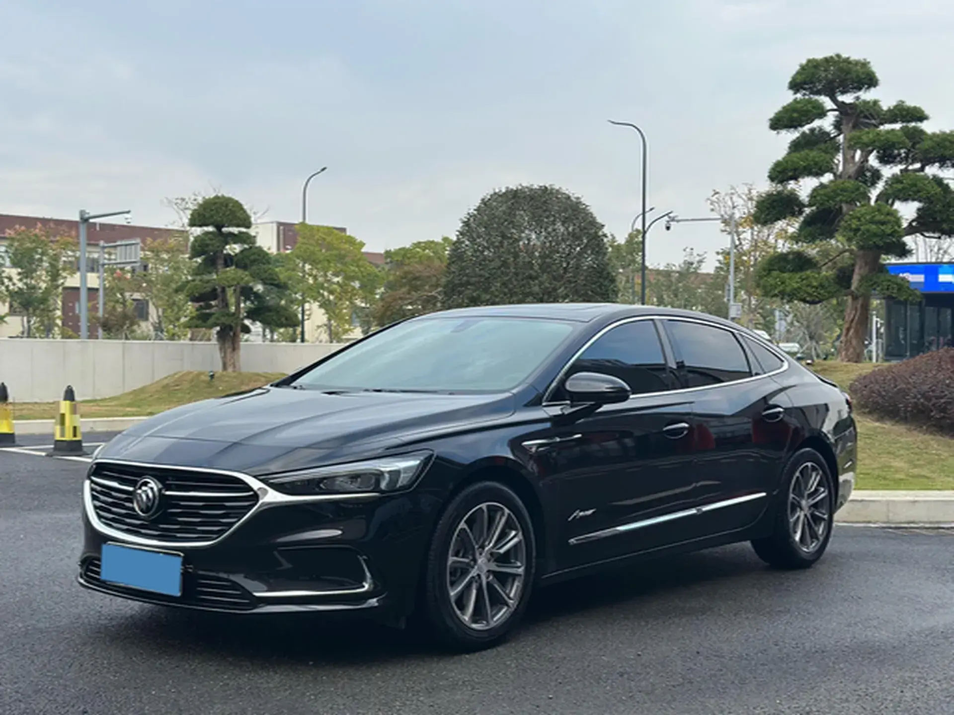 2022 BUICK LARCOSSE view 1