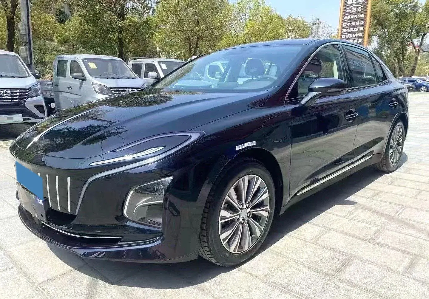 2023 HONGQI E-QM5 view 1