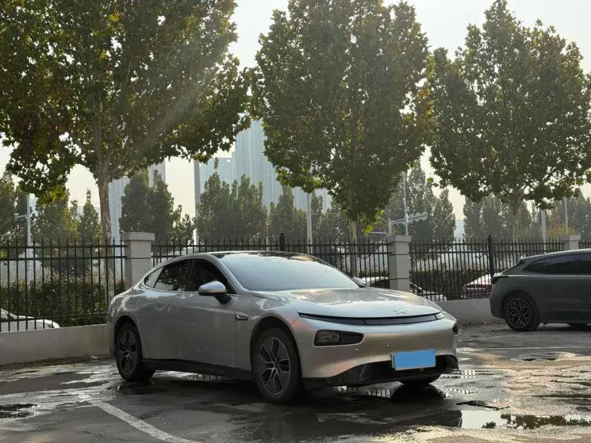 2023 XPENG P7 thumbnail 3