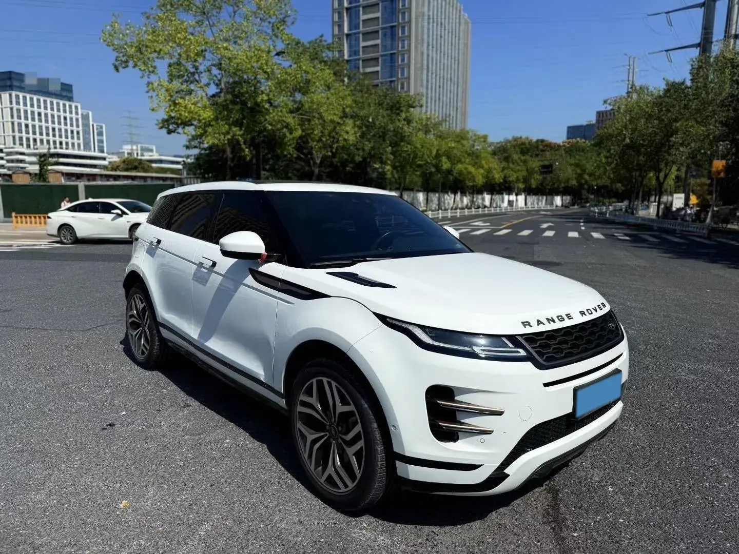 2021 LAND ROVER thumbnail 3