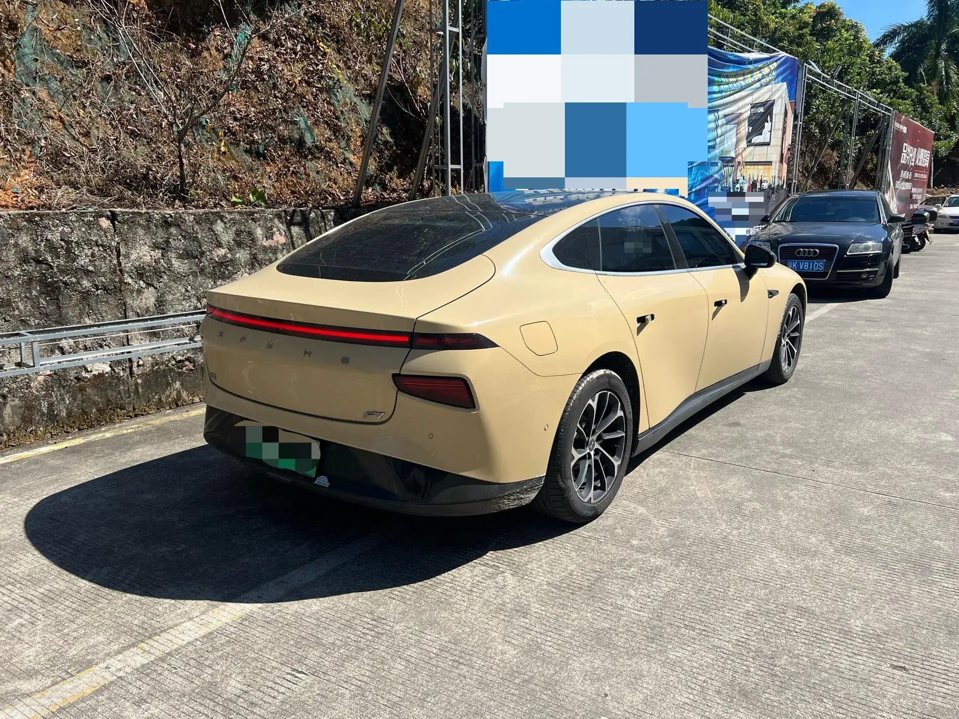 2020 XPENG P7 thumbnail 3