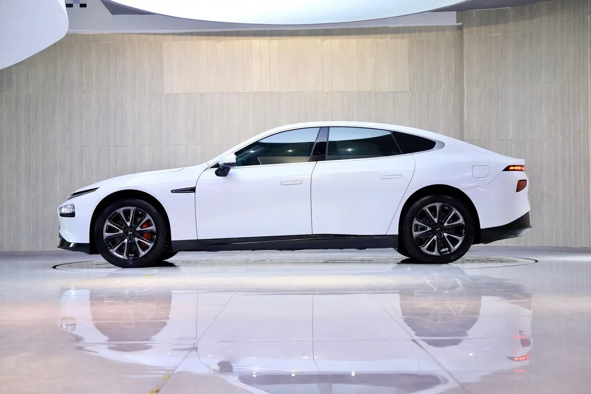 2021 XPENG P7 thumbnail 4