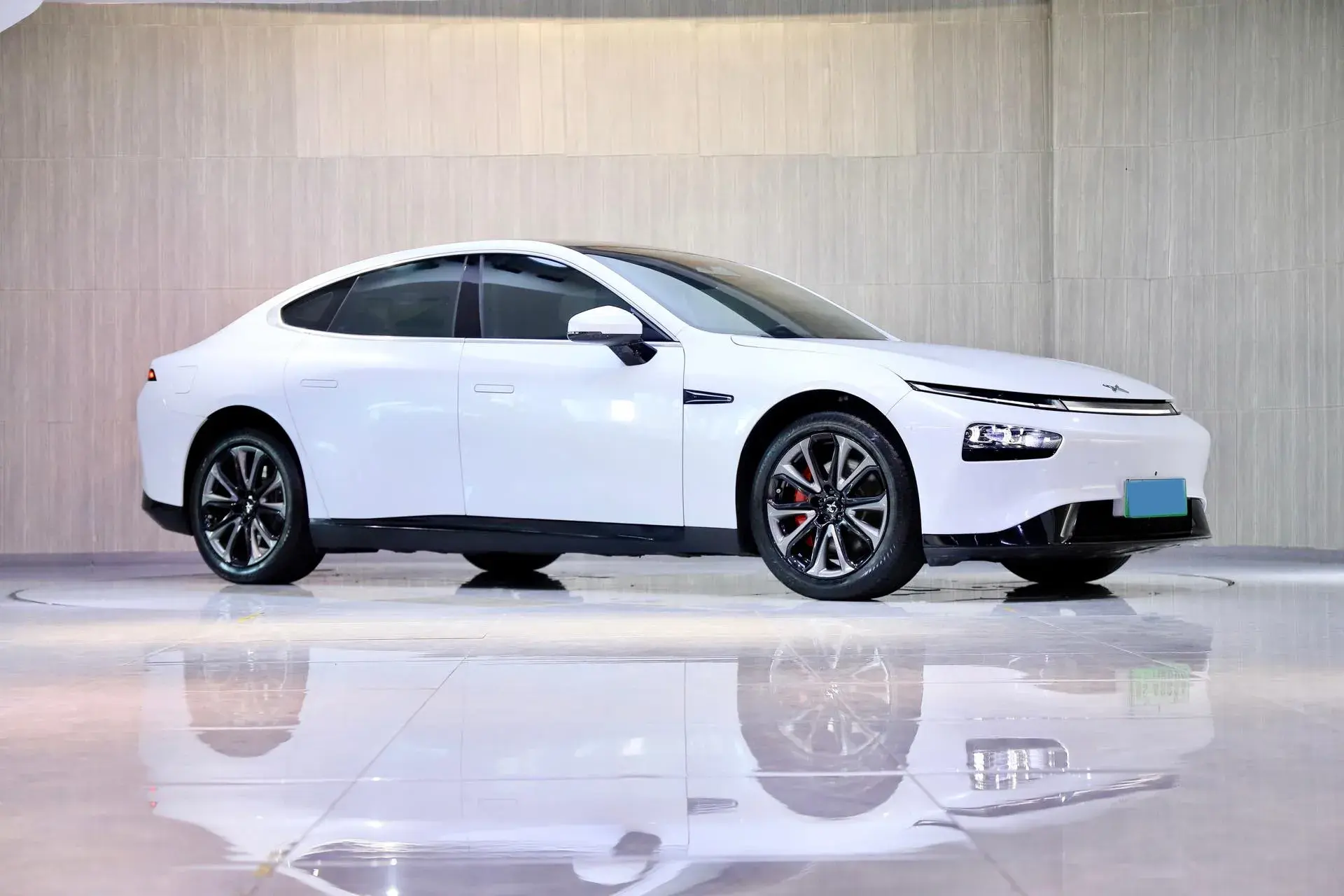 2021 XPENG P7 thumbnail 3