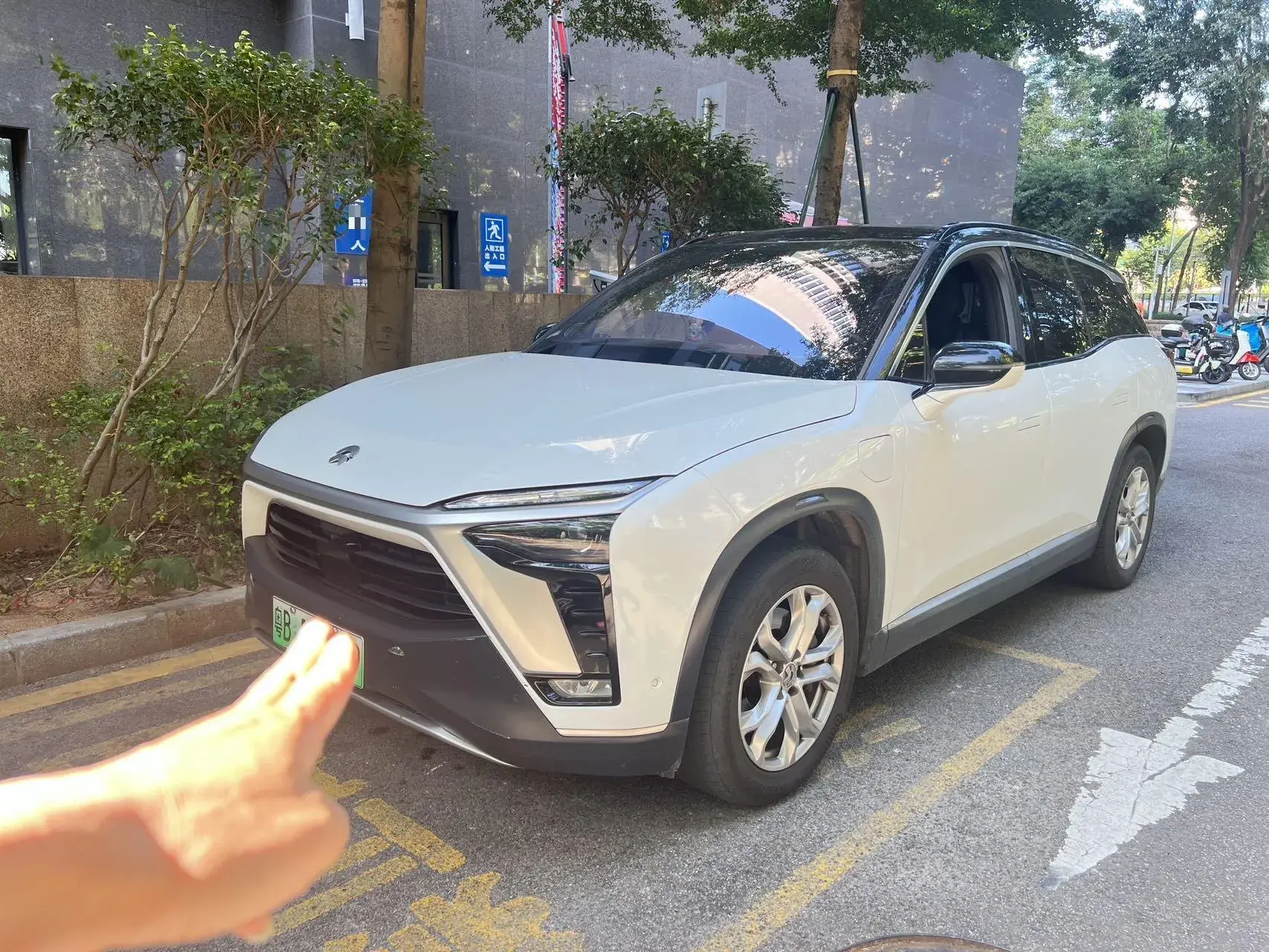 2020 NIO ES8 view 1