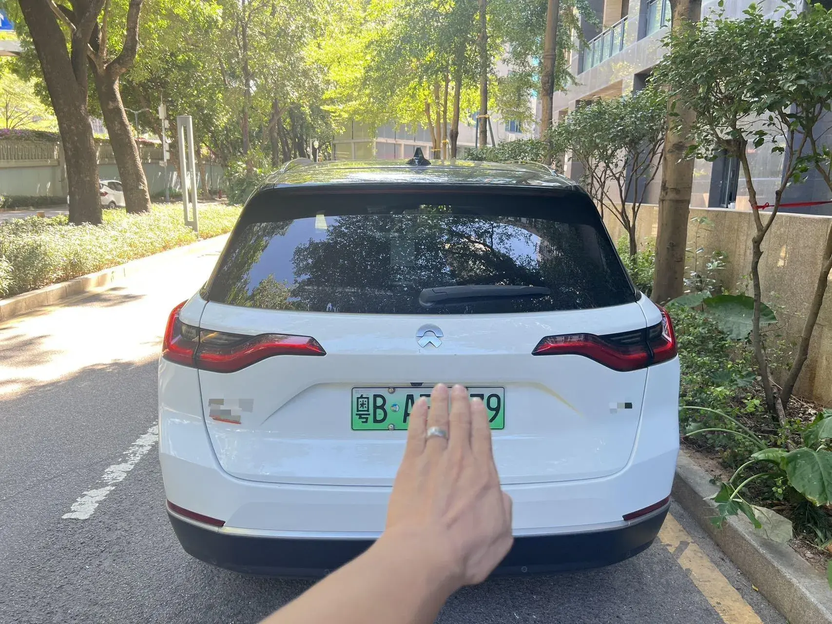 2020 NIO ES8 thumbnail 3