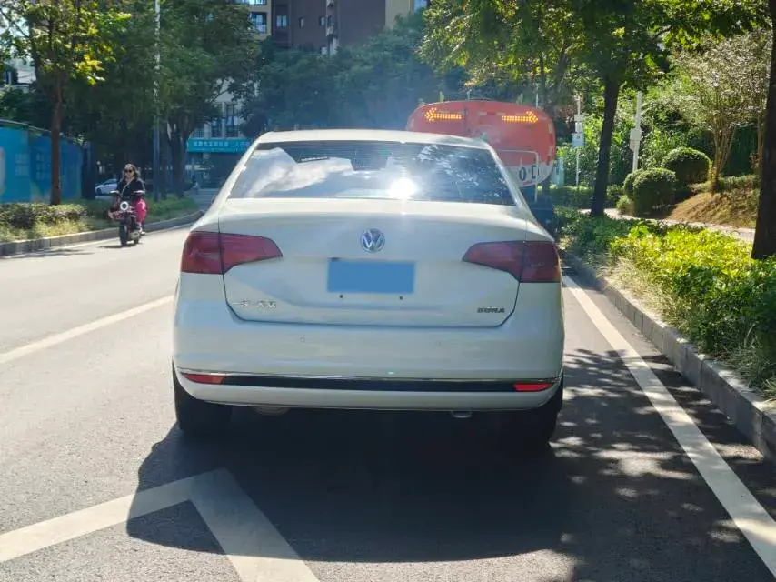 2017 VOLKSWAGEN BORA thumbnail 4