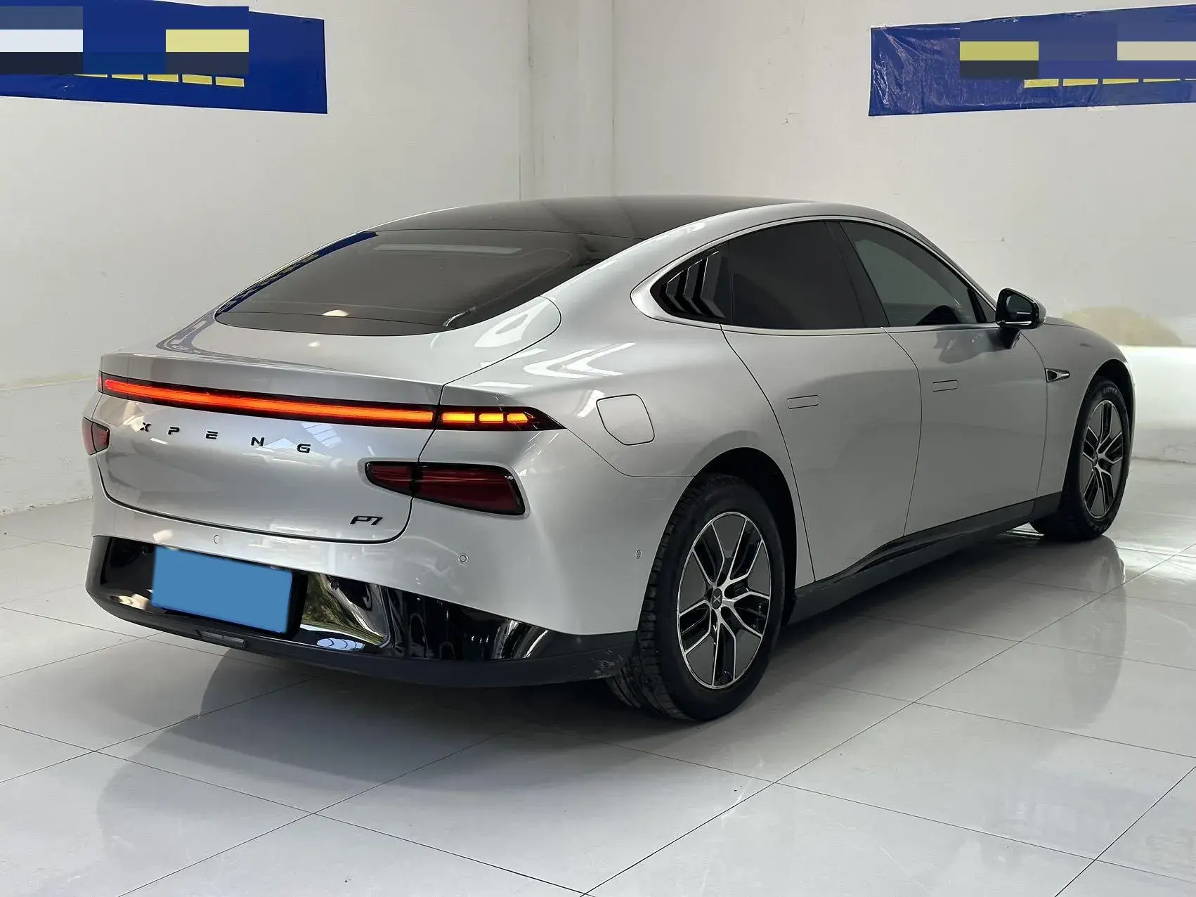 2023 XPENG P7 thumbnail 4