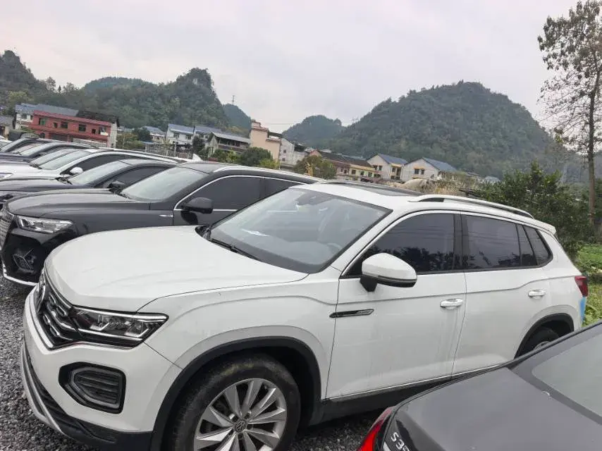 2020 VOLKSWAGEN TAYRON view 1