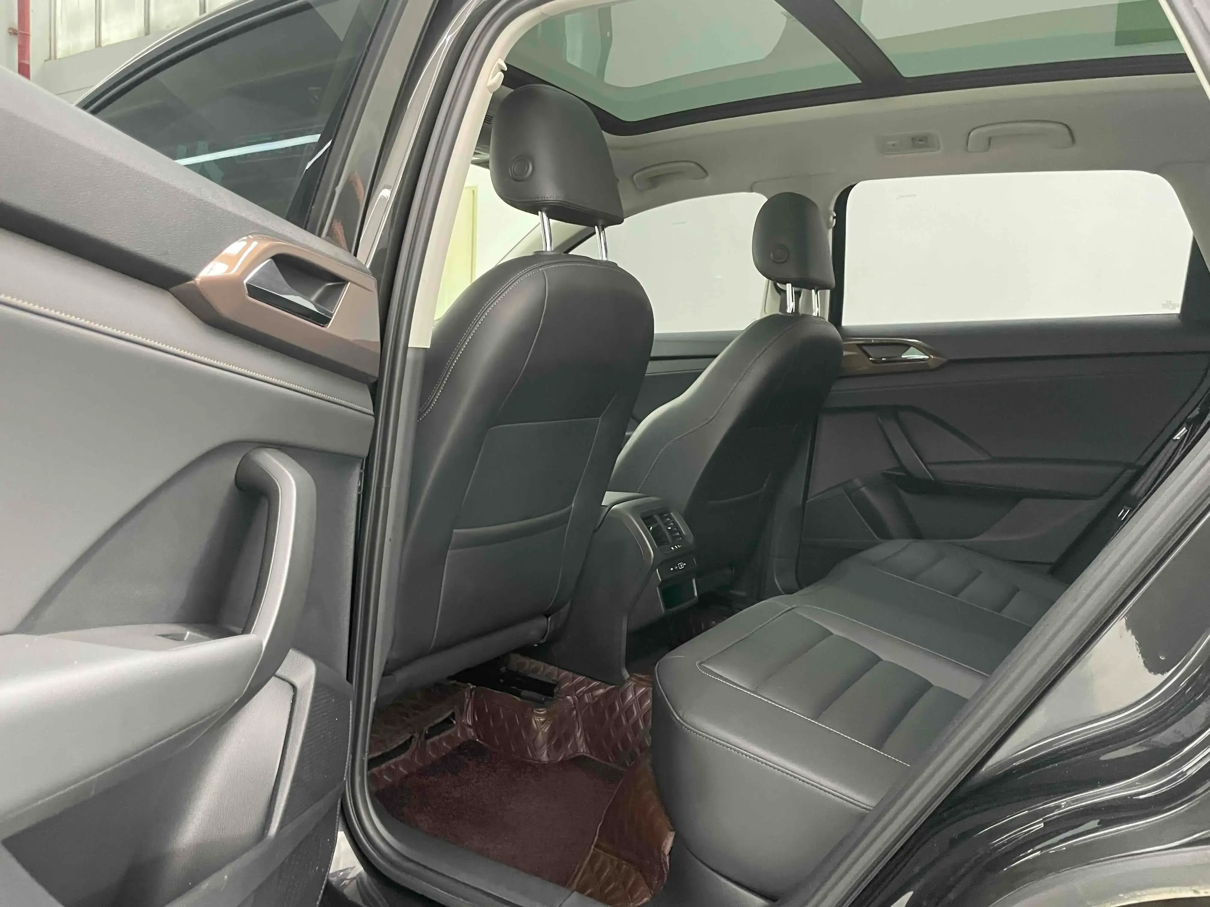 2021 VOLKSWAGEN THARU thumbnail 4