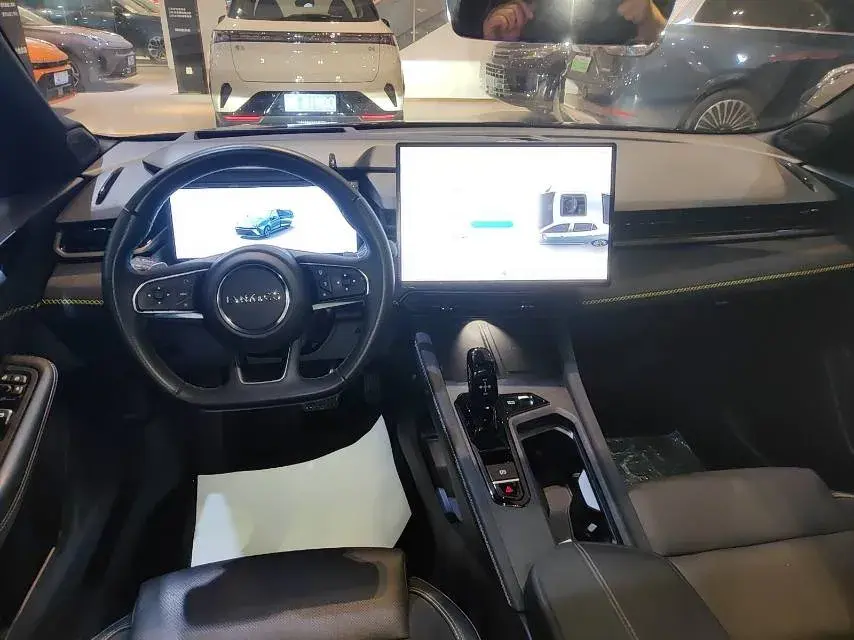 2025 LYNK&CO 03 thumbnail 3