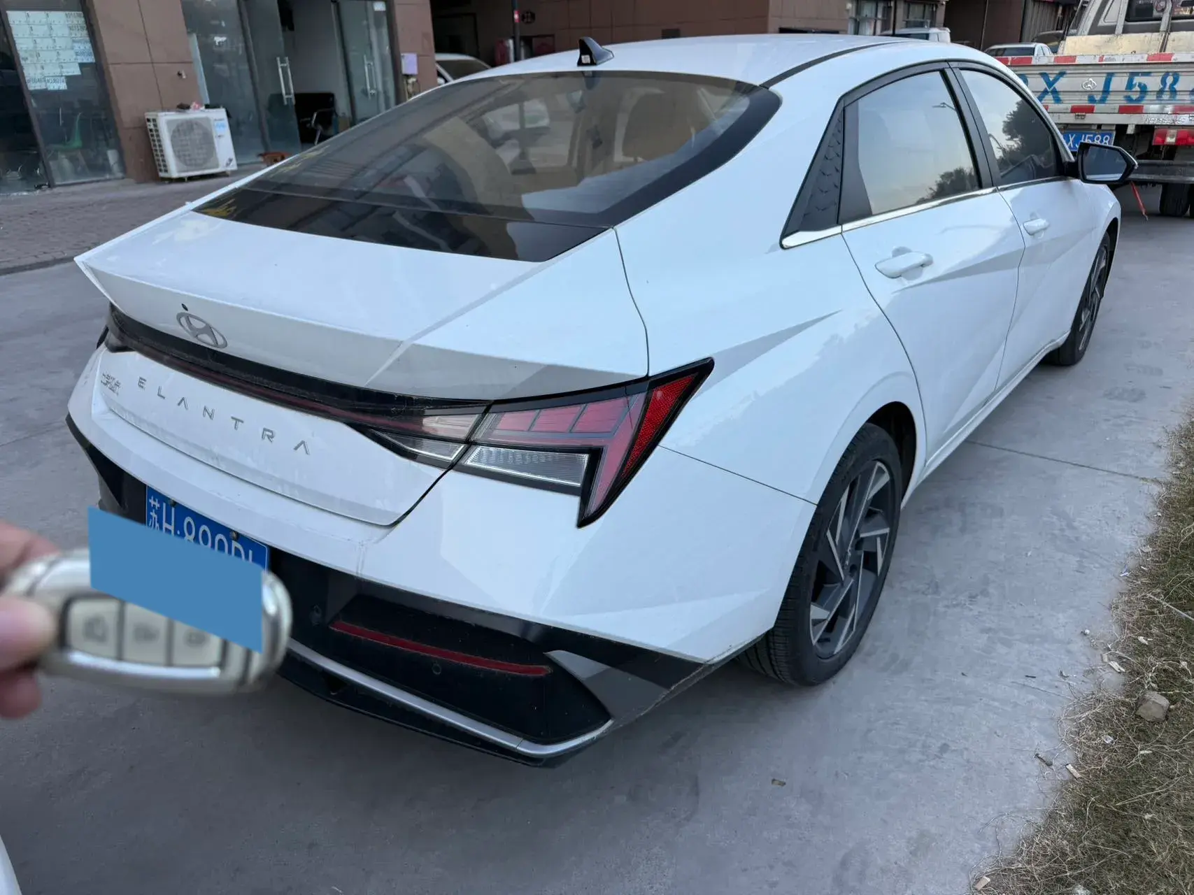 2023 HYUNDAI ELANTRA thumbnail 4