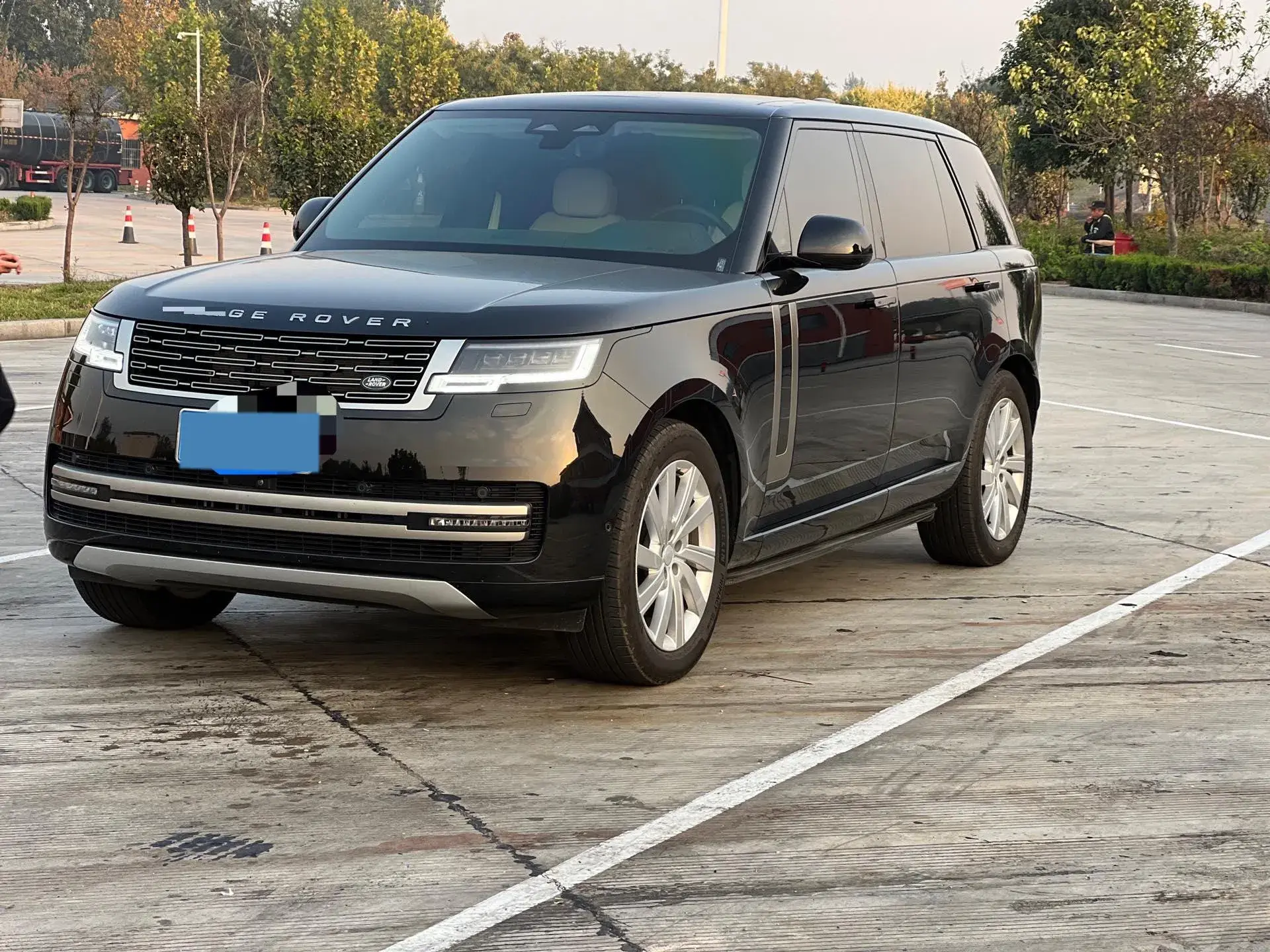 2024 LAND ROVER view 1