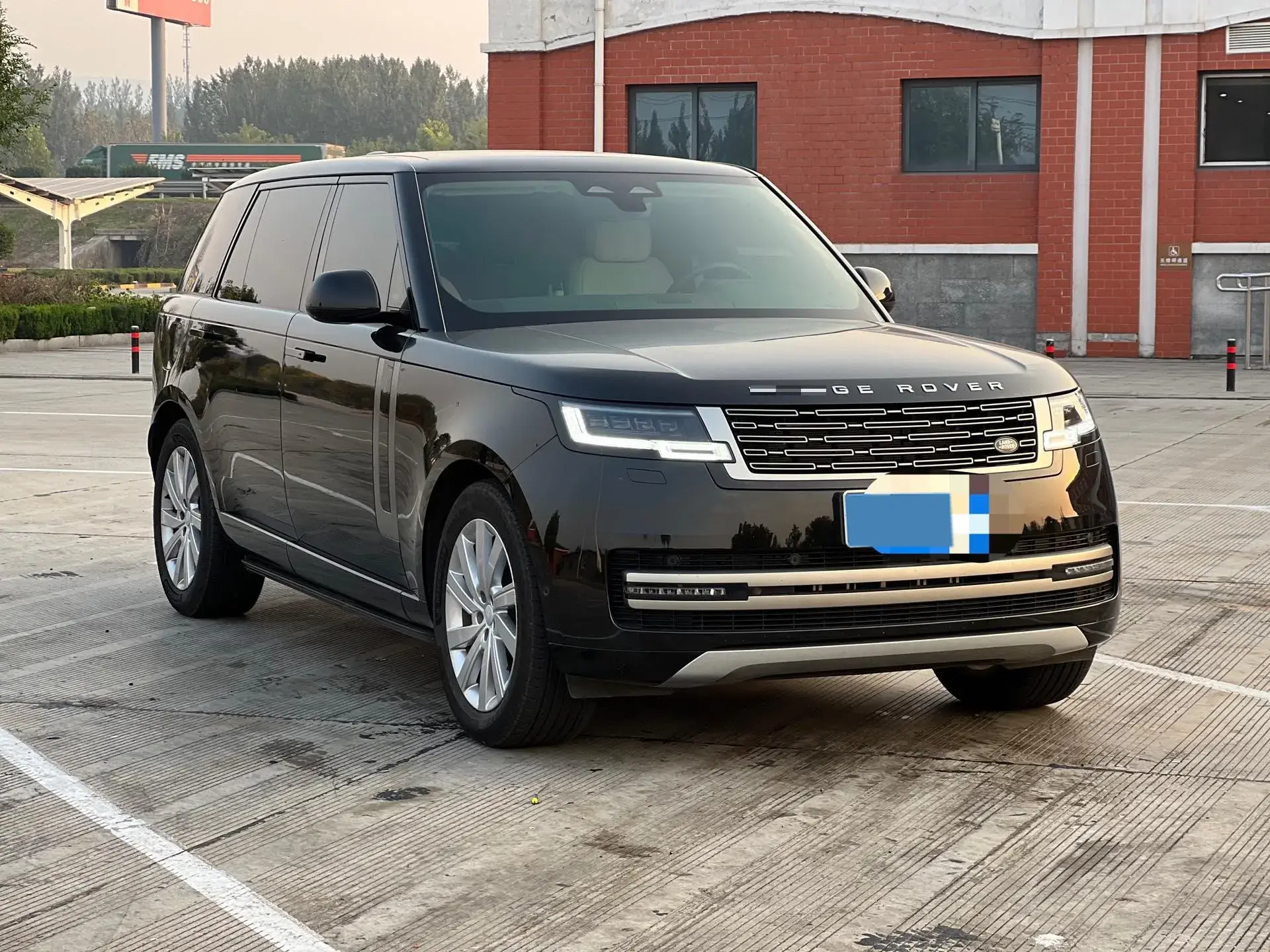 2024 LAND ROVER thumbnail 3