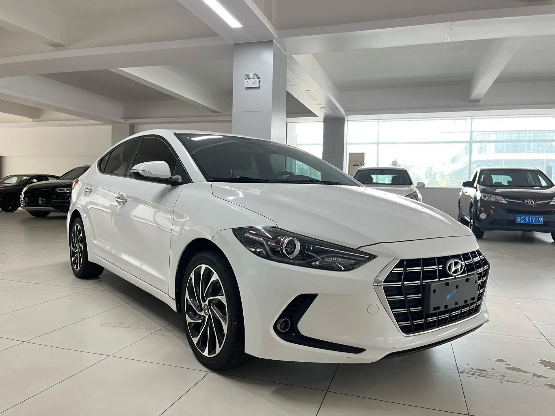 2019 HYUNDAI ELANTRA thumbnail 4