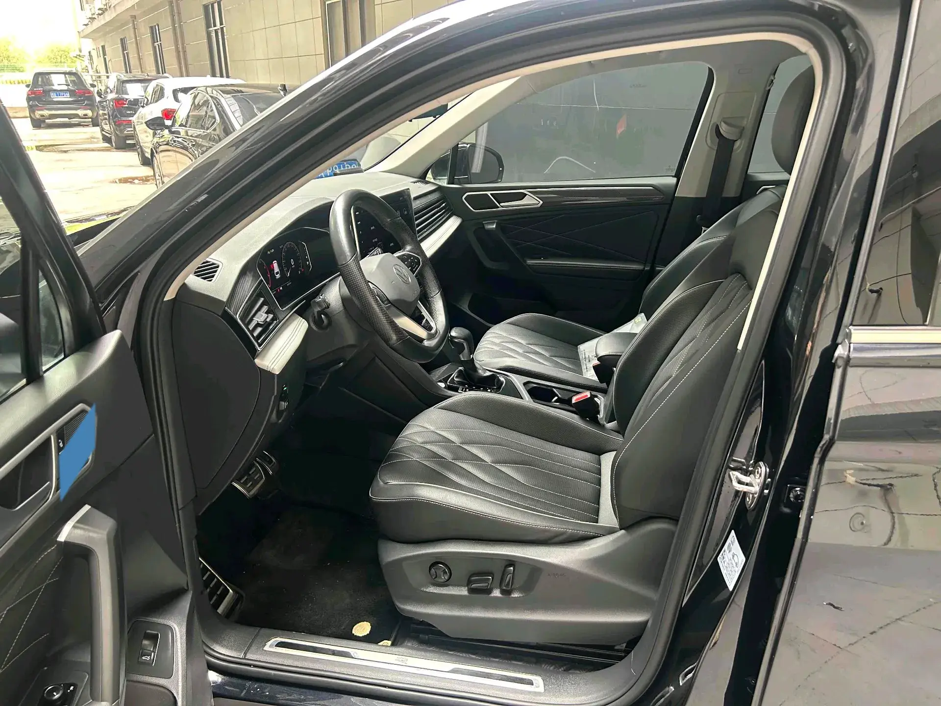 2023 VOLKSWAGEN TIGUAN thumbnail 3