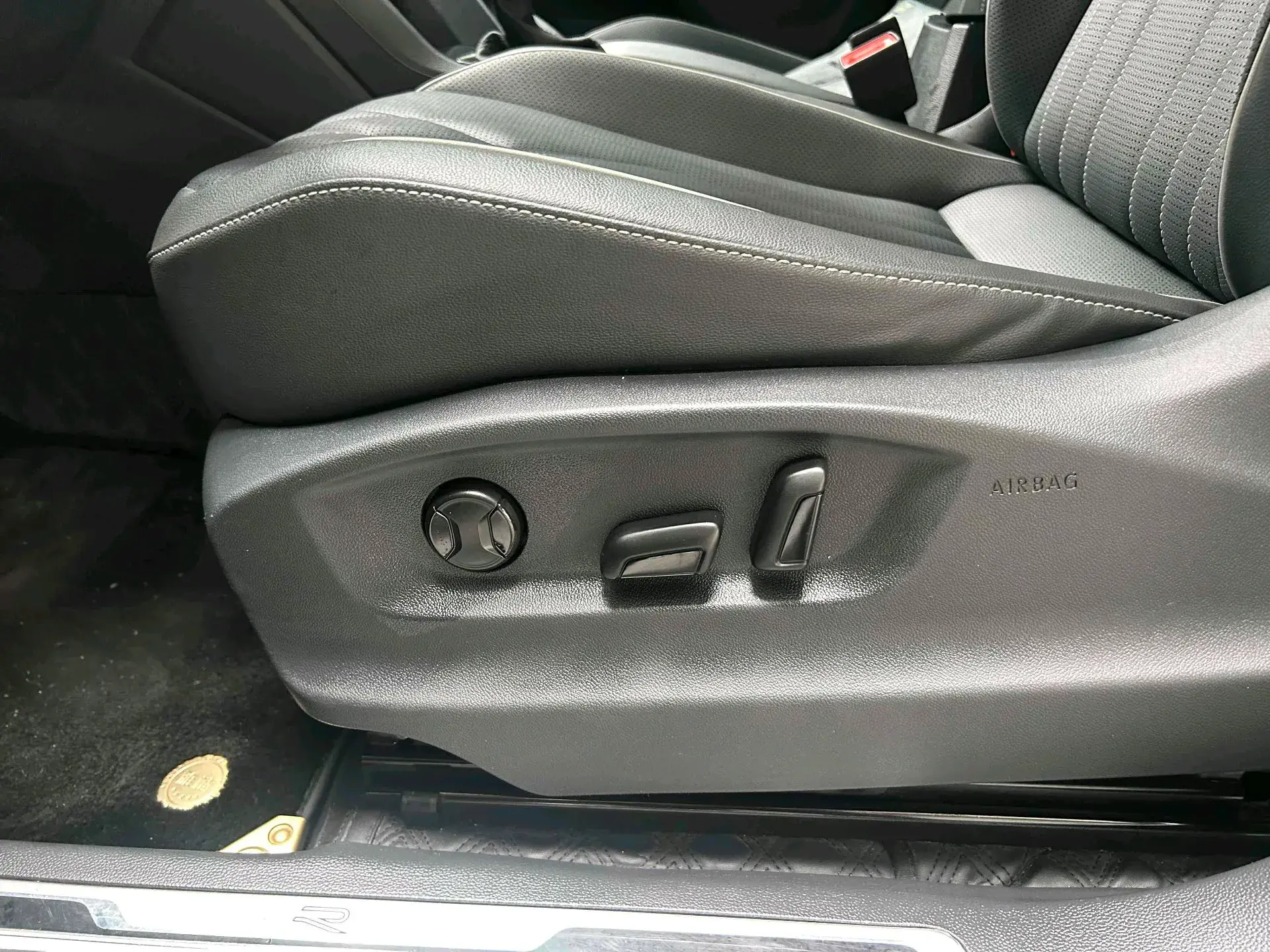 2023 VOLKSWAGEN TIGUAN thumbnail 4