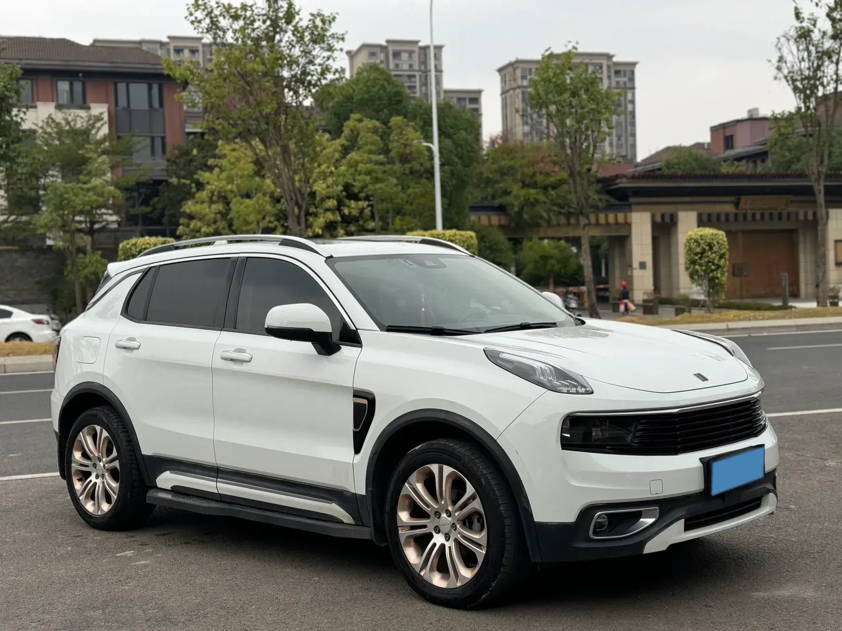 2017 LYNK&CO 01 thumbnail 3