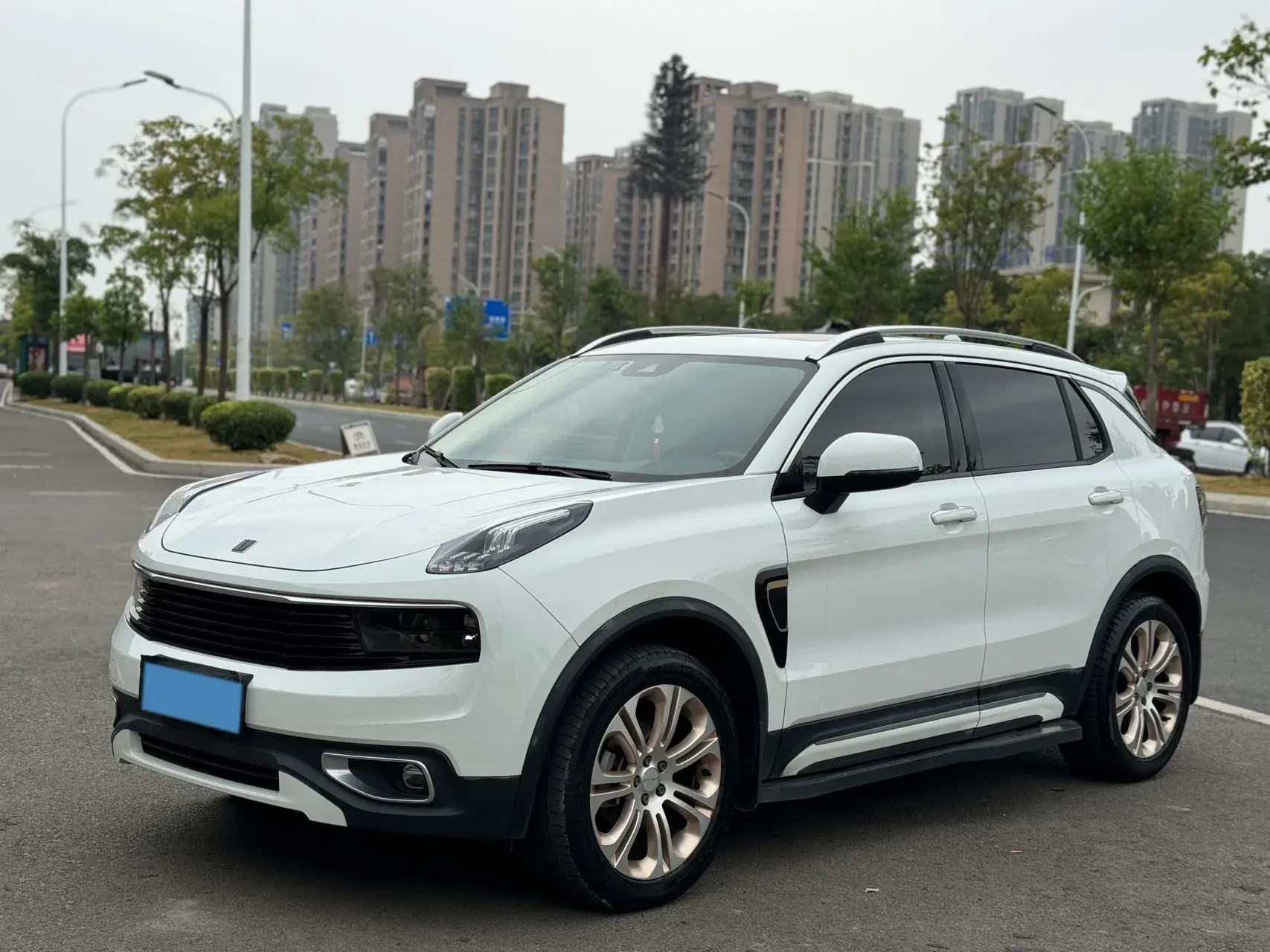2017 LYNK&CO 01 view 1