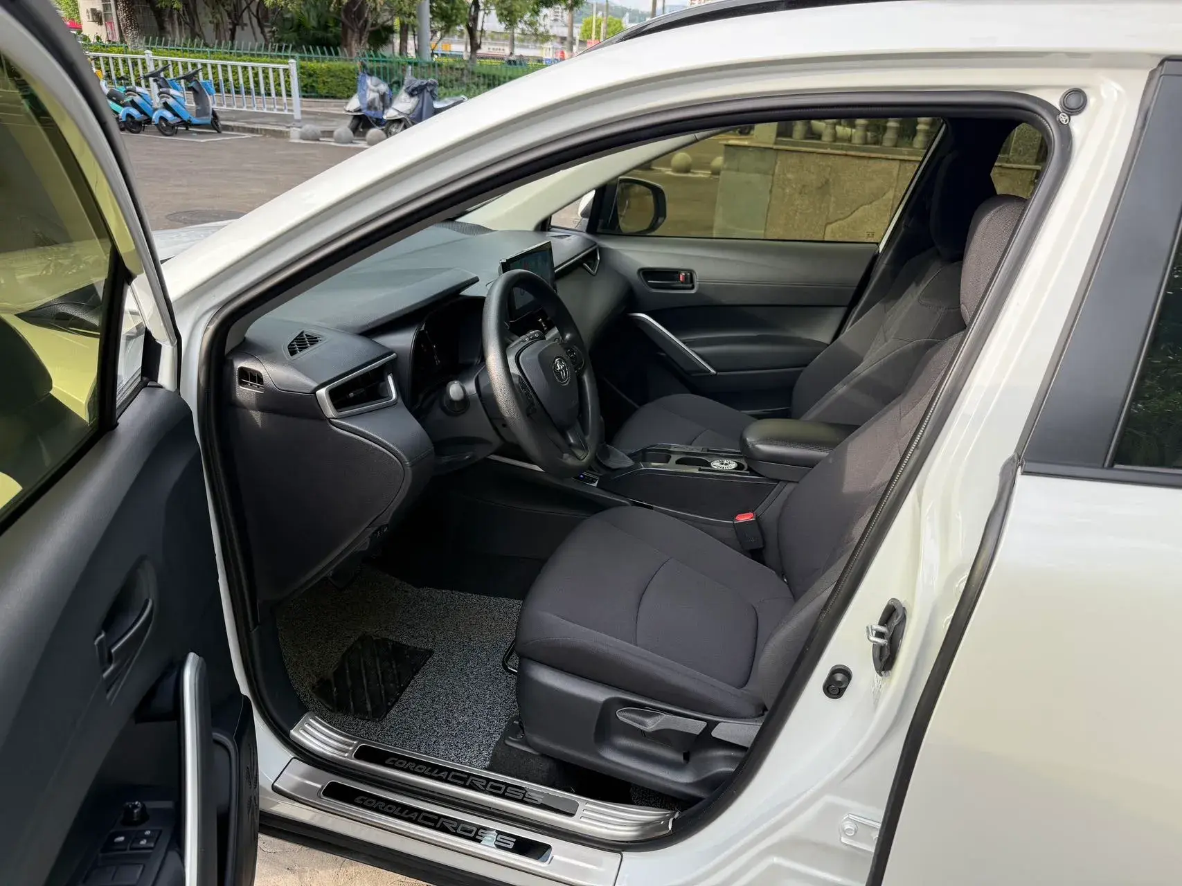 2023 TOYOTA COROLLA thumbnail 4