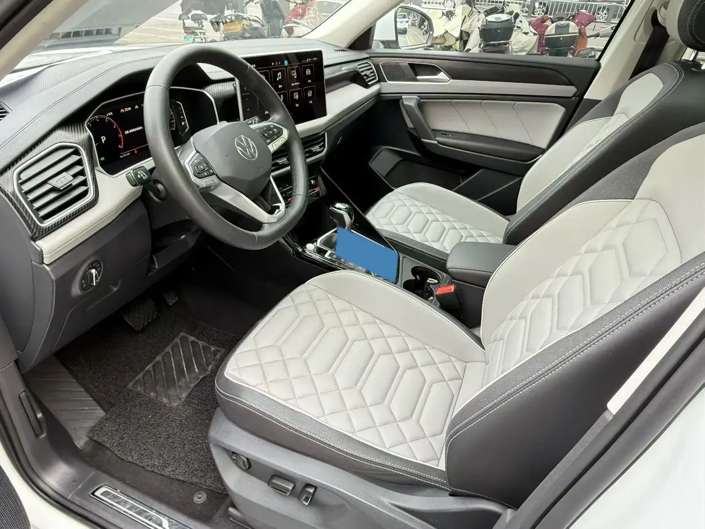 2023 VOLKSWAGEN TAYRON thumbnail 3