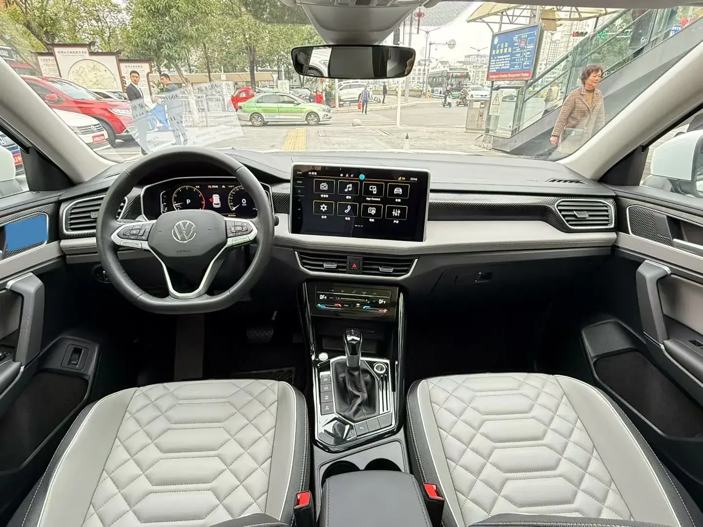 2023 VOLKSWAGEN TAYRON thumbnail 4