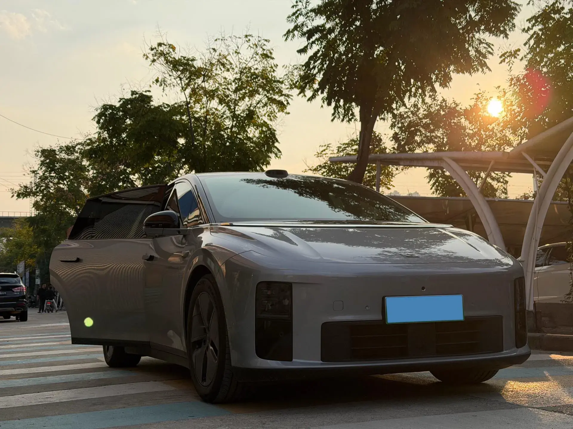 2025 LI I6 thumbnail 3