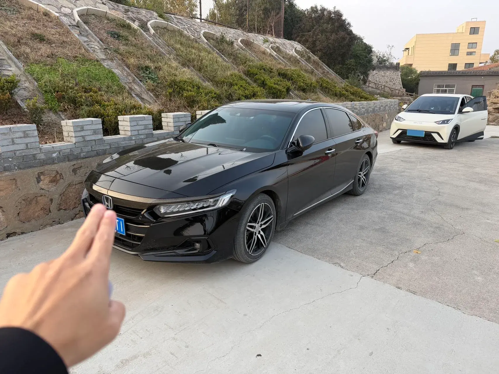 2022 HONDA ACCORD view 1